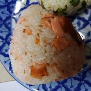 おにぎり ( 鮭フレーク 塩昆布 白だし )